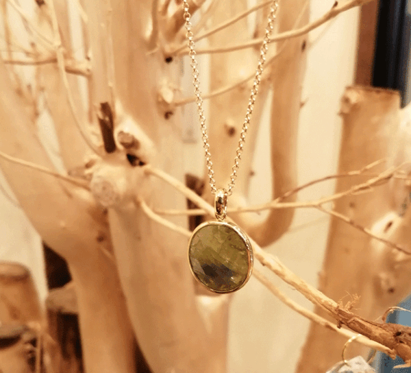 K18グリーンサファイアペンダント