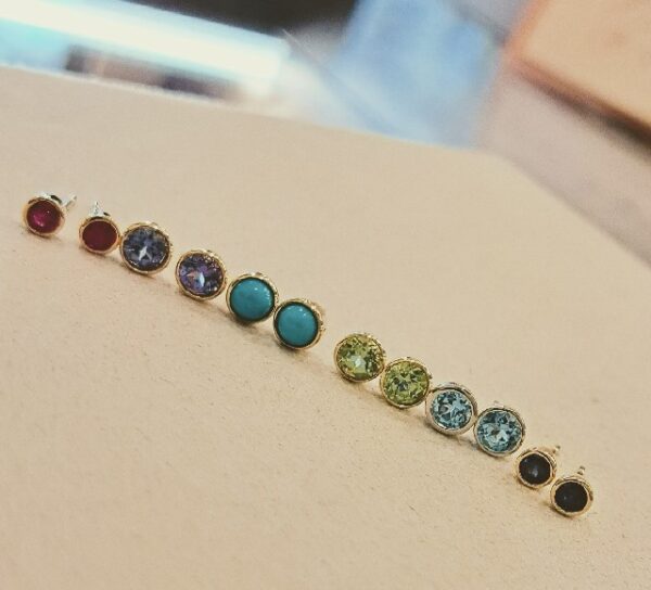 色石覆輪ピアス