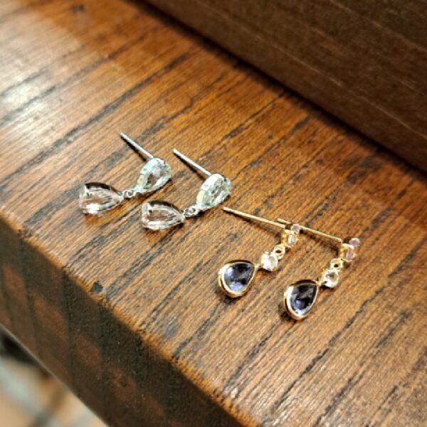 K18アイオライトピアス　k18wgモルガナイト/アクアマリンピアス