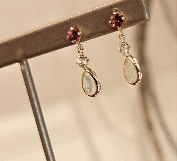 K18オパールピアス