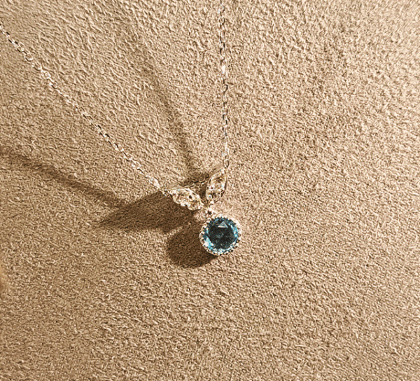 K18WGブルートパーズ/ダイヤペンダント