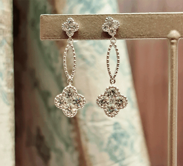 K18WGダイヤピアス