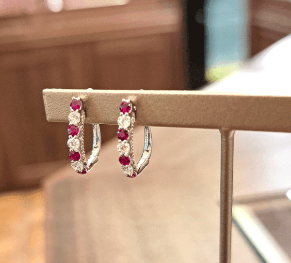 K18WGルビー/ダイヤピアス